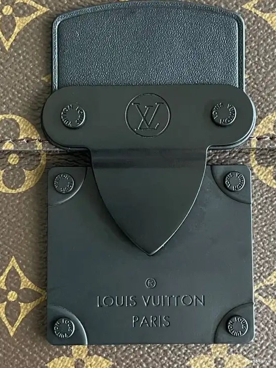 First bag ru VUITTON LOCK POUCH LOUIS S A4 0506